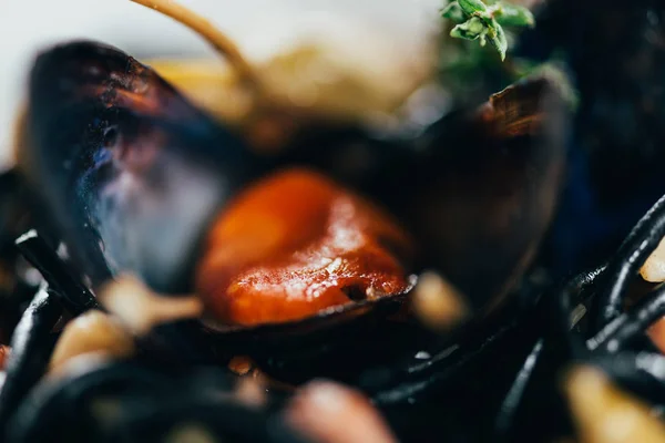 Spaghettis gastronomiques à l'encre de seiche, calmar et moules à la pieuvre — Photo de stock