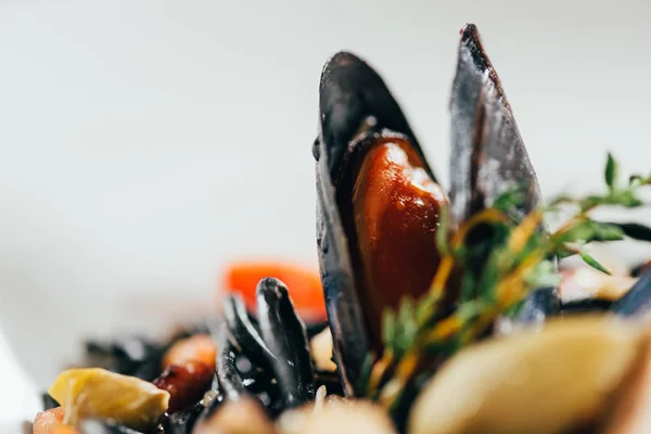 Vue rapprochée des spaghettis à l'encre de seiche, calmar et moules à la pieuvre — Photo de stock