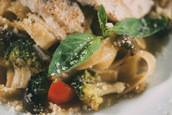 Vue rapprochée de délicieuses pâtes végétariennes aux légumes grillés — Photo de stock