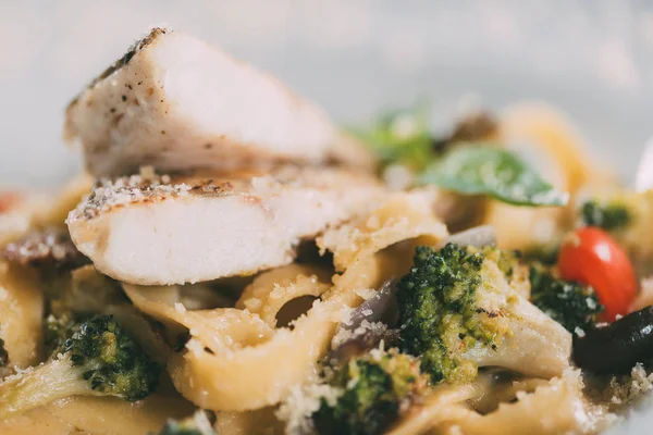 Close-up view of gourmet pasta with pike perch fillet, vegetables and parmesan cheese — Stock Photo