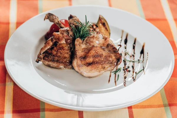 Delicioso frango grelhado com alecrim e molho no prato — Fotografia de Stock