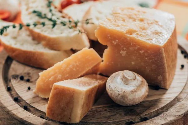 Вид крупним планом смачний багет і сир пармезан з грибами на дерев'яній обробній дошці — стокове фото