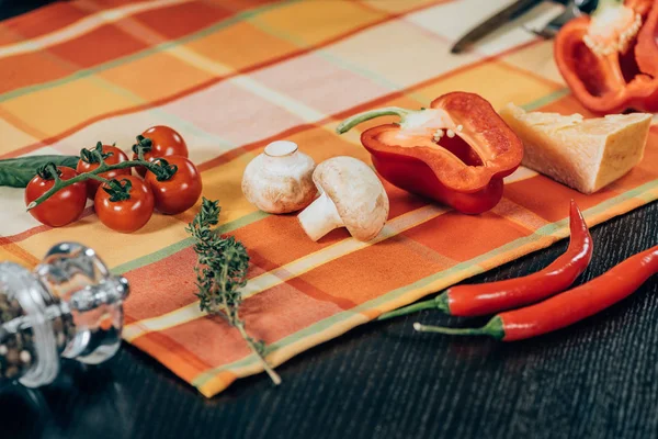 Legumes frescos maduros e delicioso queijo parmesão na mesa — Fotografia de Stock