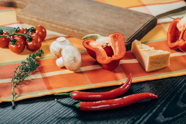 Vista de perto de legumes maduros frescos e delicioso queijo parmesão na mesa — Fotografia de Stock