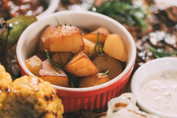 Vista de cerca de deliciosas papas asadas con verduras a la parrilla y carne - foto de stock