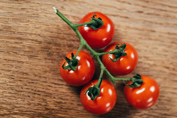 Vue du dessus des tomates cerises fraîches mûres sur table en bois — Photo de stock