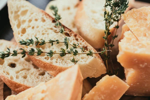 Vue rapprochée de la baguette fraîche tranchée et du parmesan — Photo de stock