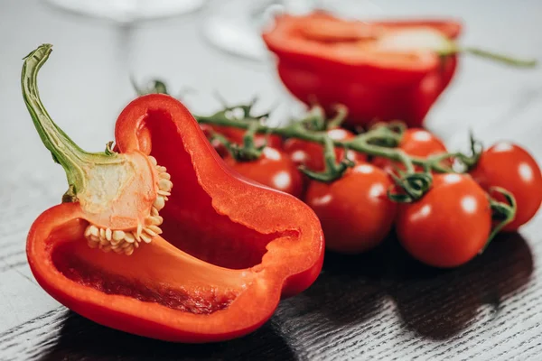 Nahaufnahme von frisch geschnittenen gesunden Paprika und Kirschtomaten auf dem Tisch — Stockfoto