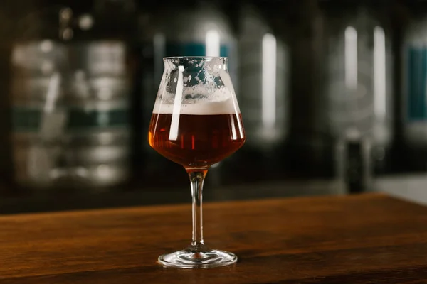 Склянка свіжого холодного смачного пива на дерев'яному столі в пабі — стокове фото