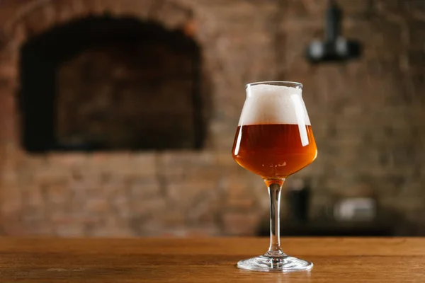 Vue rapprochée de la bière fraîche froide en verre sur table en bois dans le bar — Photo de stock