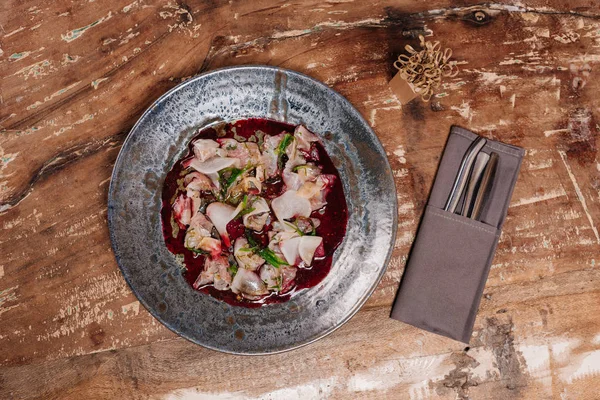 Vista superior del delicioso Ceviche con dorado en plato sobre mesa de madera - foto de stock