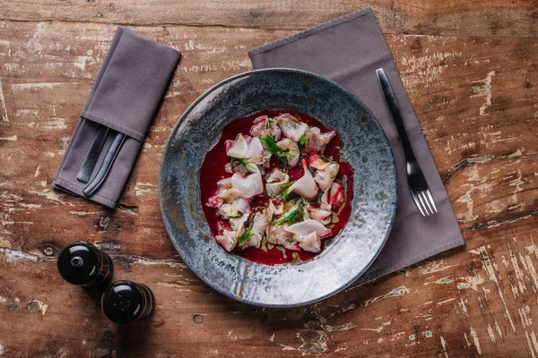 Vue de dessus du plat gastronomique avec dorado et daikon sur table en bois — Photo de stock