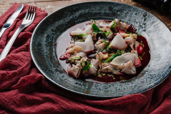 Vue rapprochée du ceviche gastronomique avec Dorado et daikon en assiette — Photo de stock