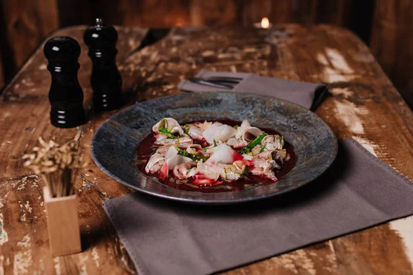 Vista de cerca del delicioso Ceviche con dorado y daikon en la mesa de madera en el restaurante - foto de stock