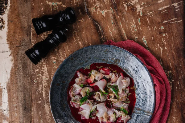 Vue de dessus du ceviche gastronomique avec Dorado et daikon en assiette sur table en bois — Photo de stock