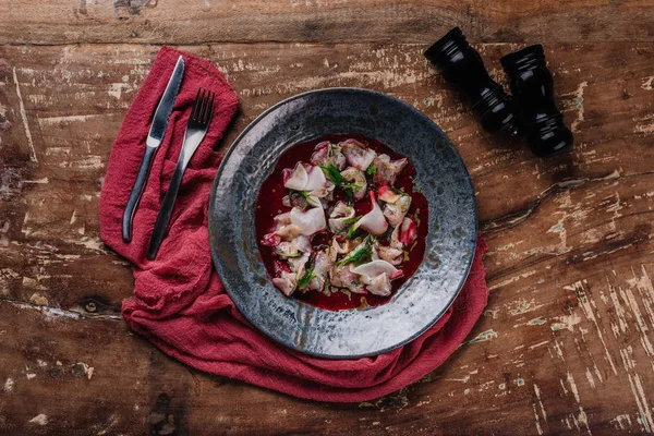 Vue de dessus du Ceviche gastronomique avec dorado en assiette sur table en bois — Photo de stock