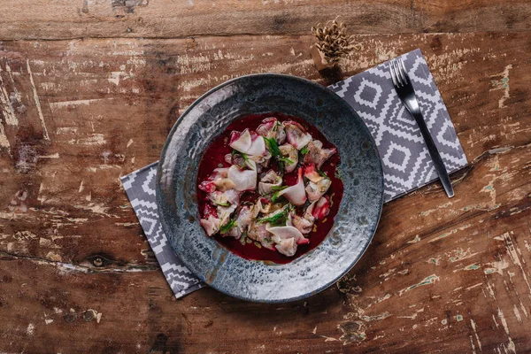 Blick von oben auf köstliches Gericht mit Dorado und Daikon auf Holztisch — Stockfoto