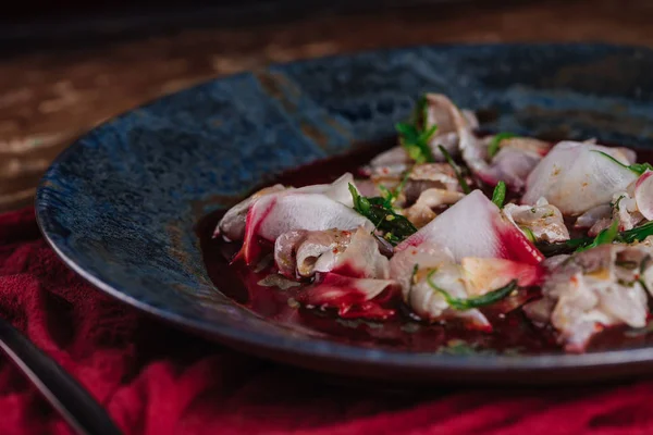 Vue rapprochée du Ceviche gastronomique avec dorado en assiette — Photo de stock