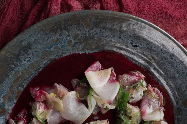 Vista de cerca del delicioso ceviche con dorado en plato - foto de stock