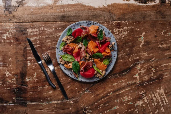Vista superior de deliciosa salada com mexilhões, legumes e jamon no prato — Fotografia de Stock