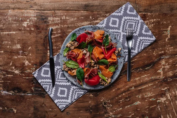 Вид на свежий вкусный салат с мидиями, овощами и хамоном — стоковое фото