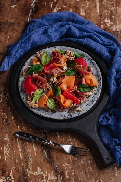 Vue rapprochée de salade fraîche savoureuse aux moules, légumes et confitures — Photo de stock