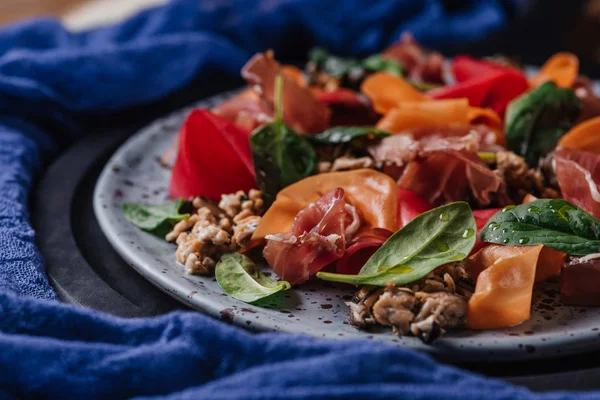 Vista de cerca de la ensalada gourmet fresca con mejillones, verduras de raíz y jamón - foto de stock