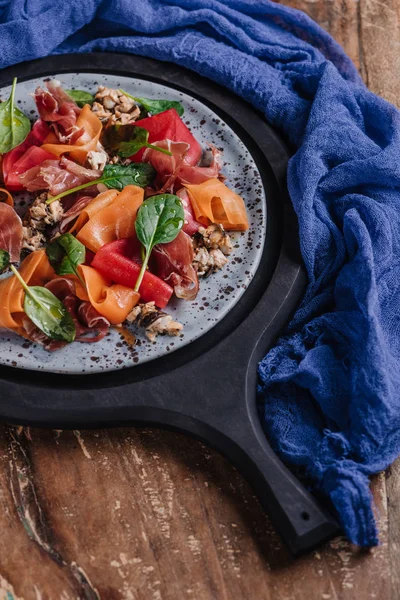 Vista de cerca de la deliciosa ensalada con mejillones y verduras en la mesa de madera - foto de stock