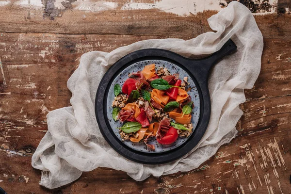 Vista superior de salada saborosa com mexilhões, legumes e jamon na mesa de madeira — Fotografia de Stock