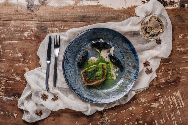 Vue du dessus de délicieuse sandre frite avec sauce et verre de vin sur table en bois — Photo de stock