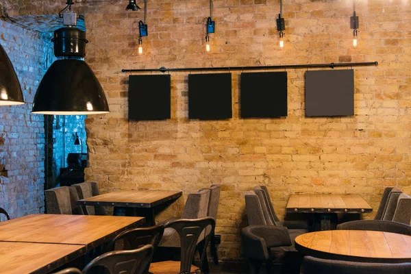 Elegante interno atmosferico di pub vuoto — Foto stock