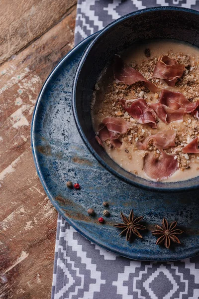 Vista de cerca de la deliciosa sopa de crema fresca con papas fritas y jamón - foto de stock