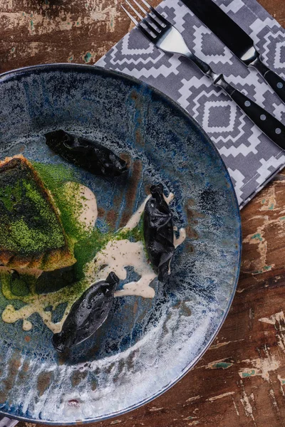 Top view of delicious fried zander with creamy sauce on plate — Stock Photo