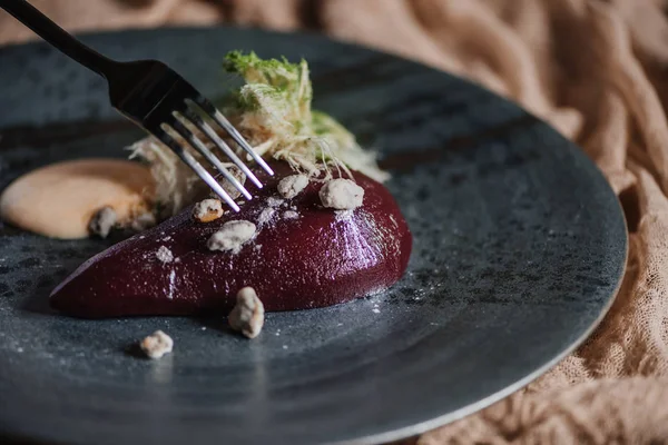 Крупный план вкусной груши в вине со сливочным соусом и карамельными фисташками — стоковое фото