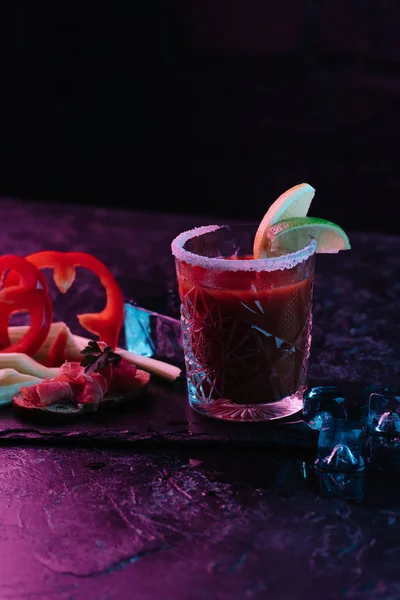 Vue rapprochée du verre avec cocktail Mary ensanglanté — Photo de stock