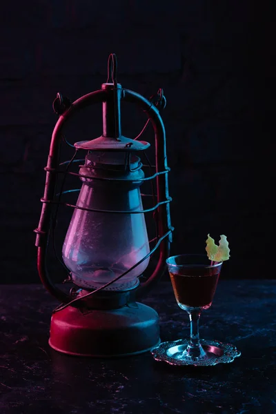 Close-up view of old gas lamp and glass with alcohol sazerac cocktail — Stock Photo
