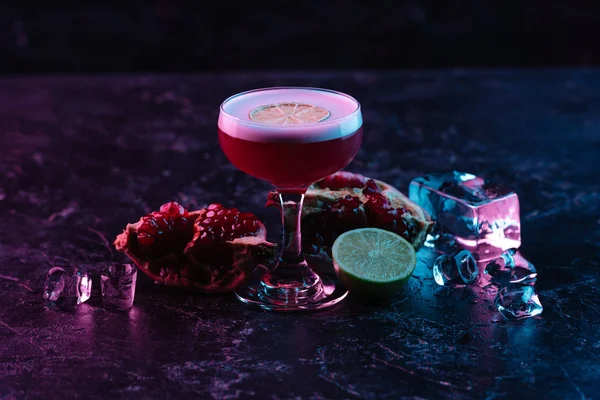 Vista ravvicinata di vetro con cocktail di conchita e ingredienti su superficie scura — Foto stock