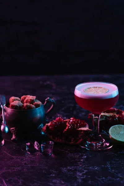 Vue rapprochée de délicieux cocktail conchita en verre avec des ingrédients — Photo de stock