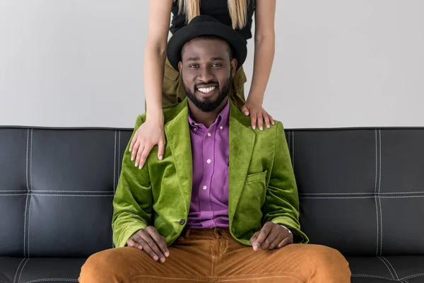 Plan recadré de femme touchant petit ami afro-américain souriant isolé sur gris — Photo de stock