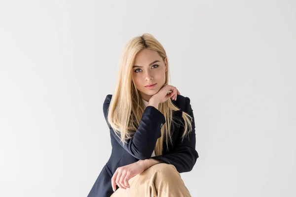 Portrait de belle fille blonde élégante regardant la caméra isolée sur gris — Photo de stock