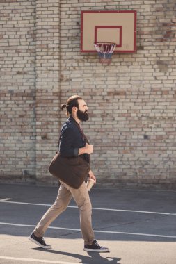 Basketbol yarda geçen adam