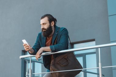 Sakallı işadamı Smartphone kullanarak