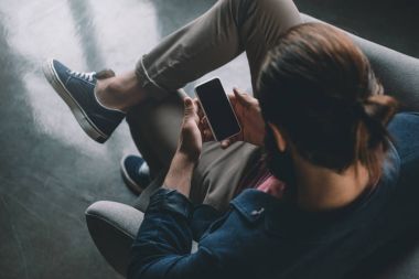 Akıllı telefon kullanan adam