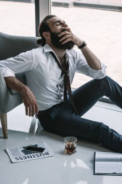 sarhoş işadamı katta oturan