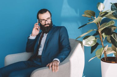 Telefonla konuşurken sakallı işadamı