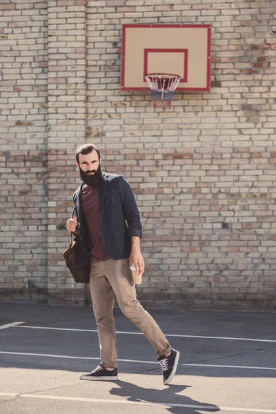 Homem posando no quintal de basquete — Fotografia de Stock