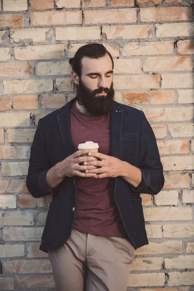 Man met wegwerp kopje koffie — Gratis stockfoto