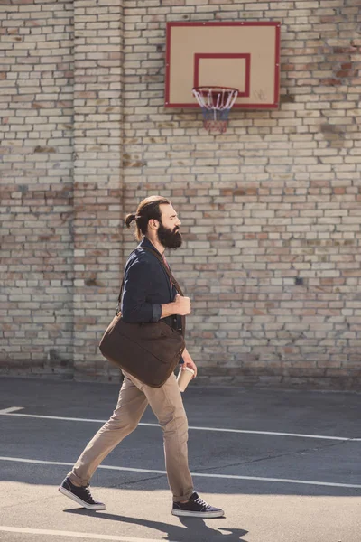 Homem passando pelo quintal de basquete — Fotografia de Stock