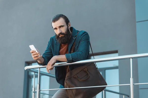 Homme d'affaires barbu utilisant un smartphone — Photo