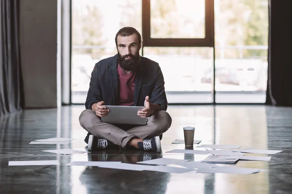 Businessman with laptop sitting on floor — Stock Photo, Image